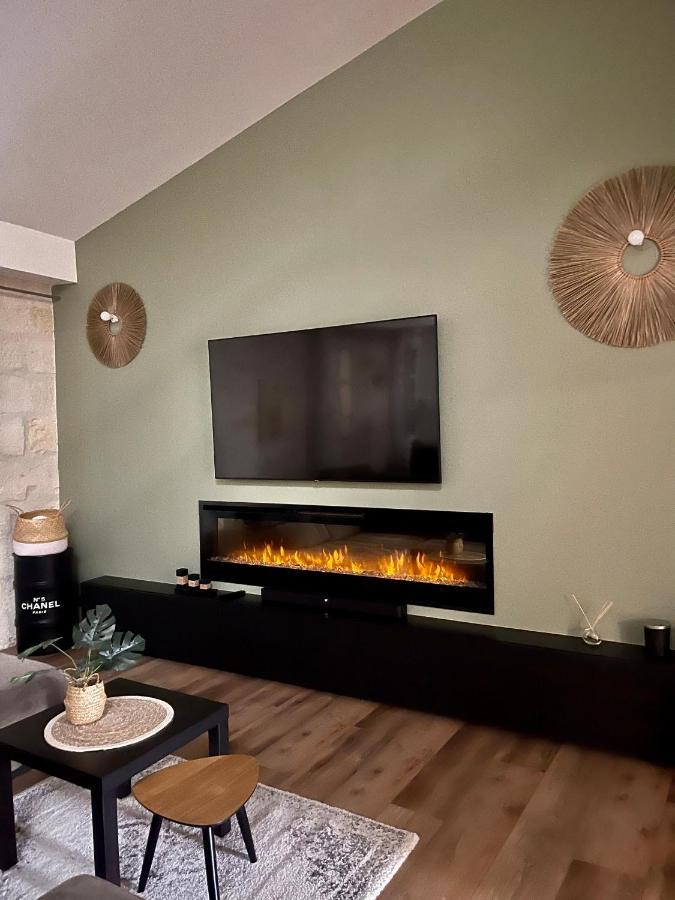 Loft Spacieux Au Coeur Des Remparts D'Айга-Мортас Екстериор снимка